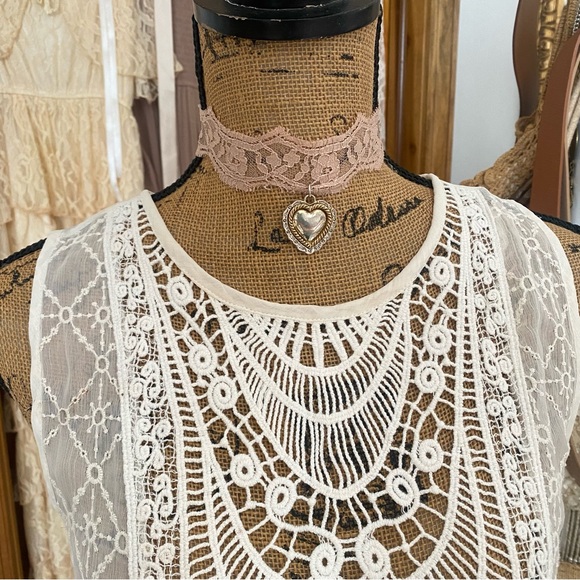 Jewelry - Silver Heart Tan Lace Choker Necklace